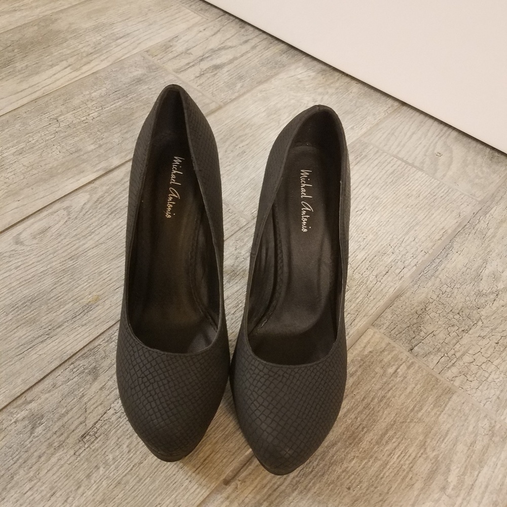 Michael antonio black pumps